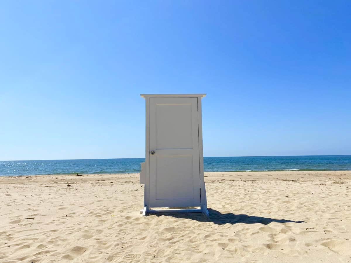 うむいの浜の白い砂浜と青い海